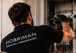 Técnico de Hobriman trabajando en un cuadro eléctrico
