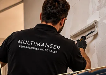 Operario de Multimanser pintando una pared